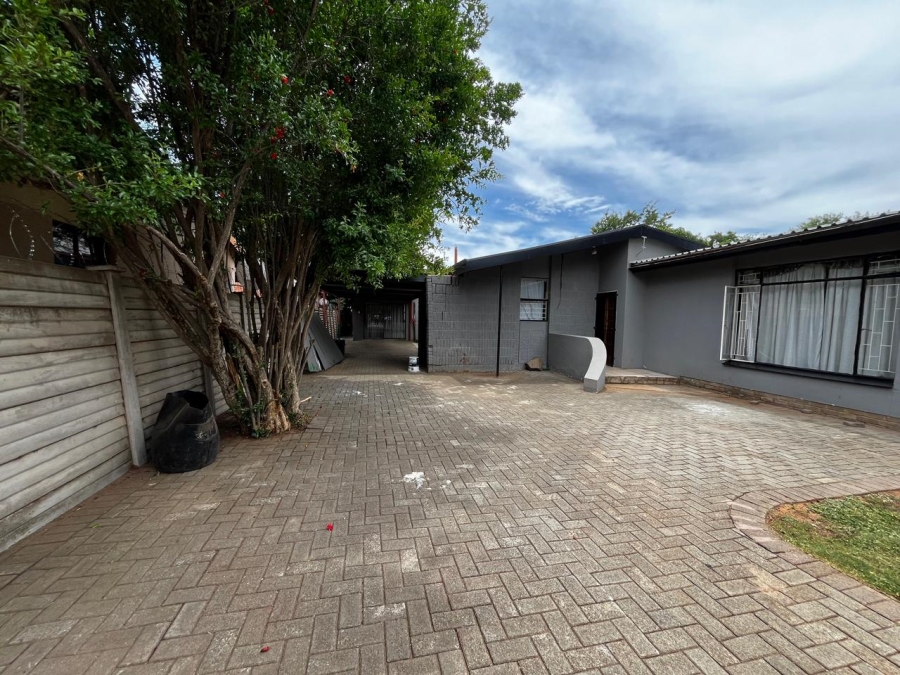 10 Bedroom Property for Sale in Brandwag Free State